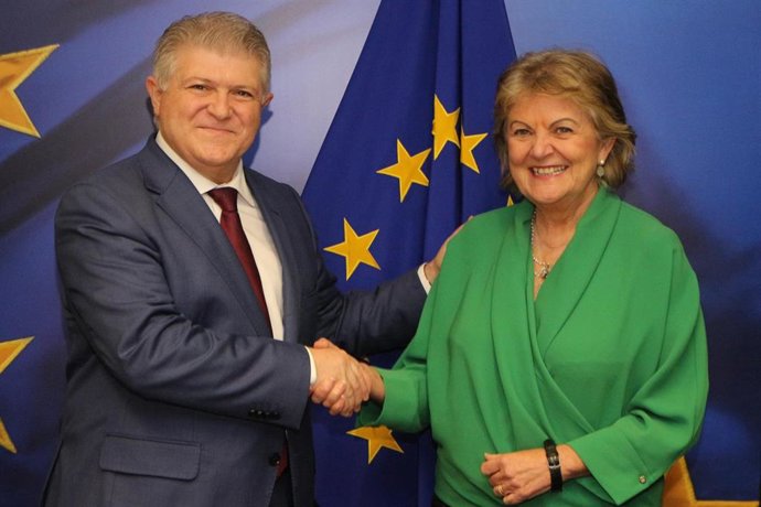 El delegado del Gobierno en la Región de Murcia, José Vélez, y la comisaria europea de Cohesión y Reformas, Elisa Ferreira