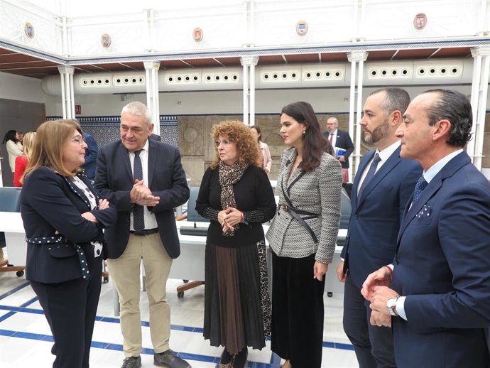La consejería de Educación, María Isabel Campuzano, a la izquierda, junto a diputados regionales