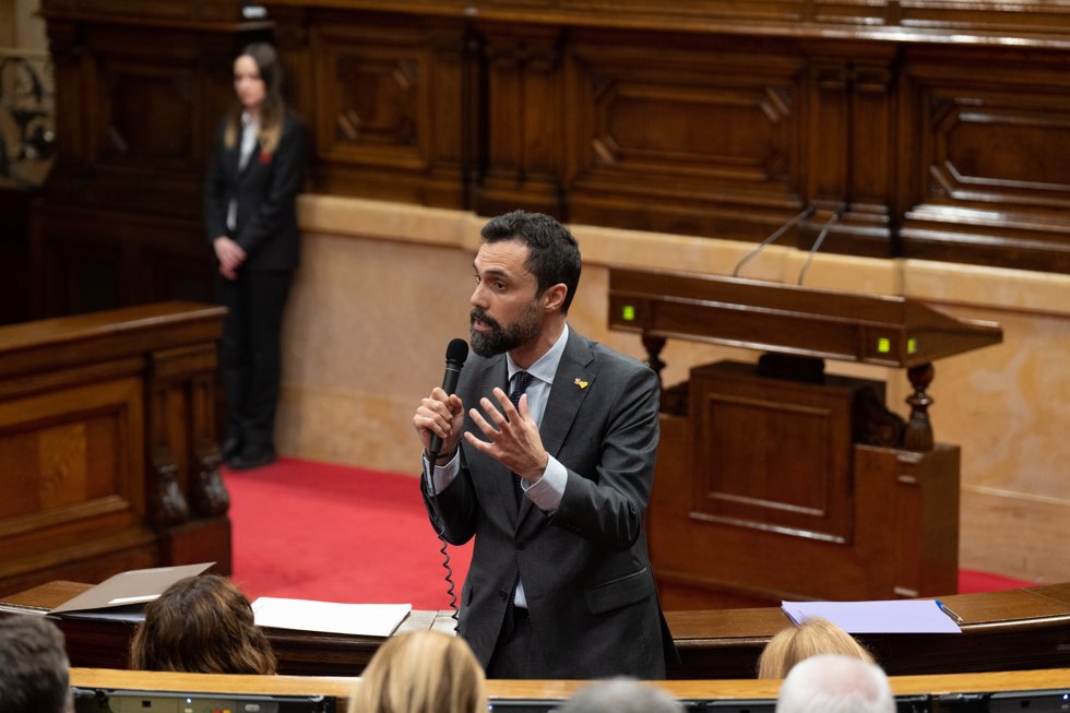 El conseller de Empresa y Trabajo, Roger Torrent, en la sesión de control al Govern en el pleno del Parlament.