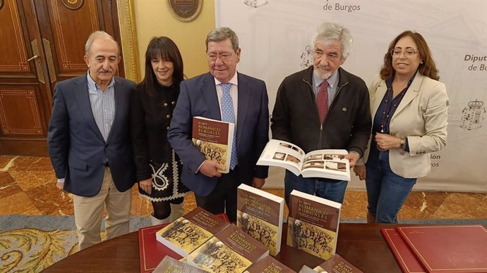 En el centro, el presidente de la Diputación de Burgos, César Rico, en la presentación del segundo volumen de la colección sobre arte románico en la provincia.