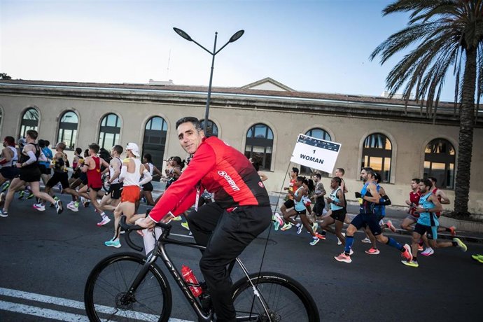 Archivo - Induráin será la liebre estrella de la primera mujer en el Maratón Valencia Trinidad Alfonso de 2022.