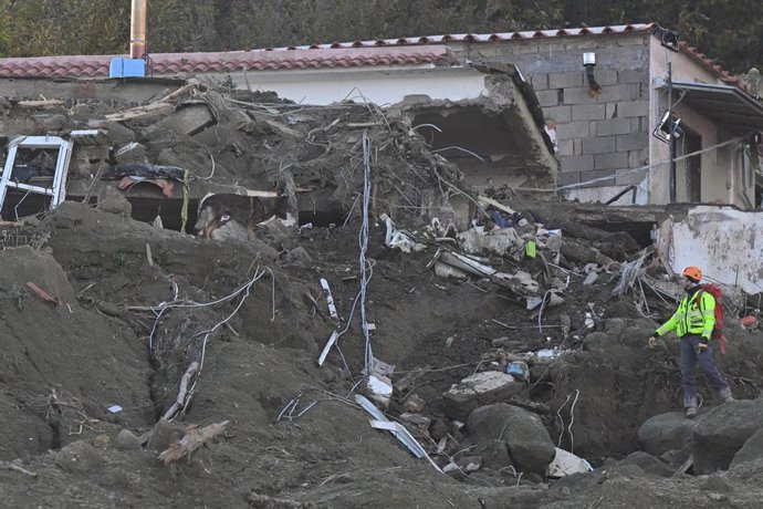 Trabajos de búsqueda en Casamicciola, en la isla de Isquia