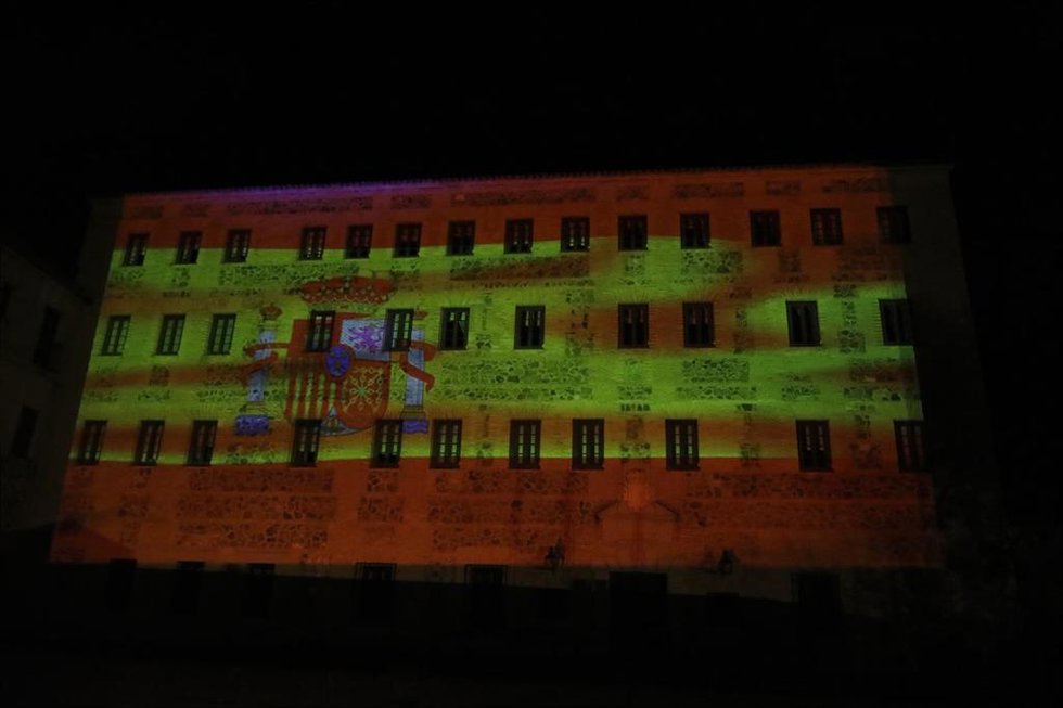 Archivo - Cortes de C-LM celebran el Día de la Constitución con una proyección de la bandera española sobre su fachada principal.