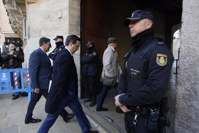 Archivo - El juez Manuel Penalva (izq) y el fiscal Miguel Ángel Subirán (dech), a su llegada a la audiencia de Palma de Mallorca en una imagen de archivo.