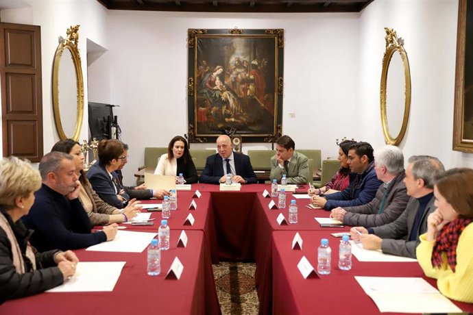 El presidente de la Diputación de Córdoba, Antonio Ruiz (centro), en la firma de los covenios en materia turística.