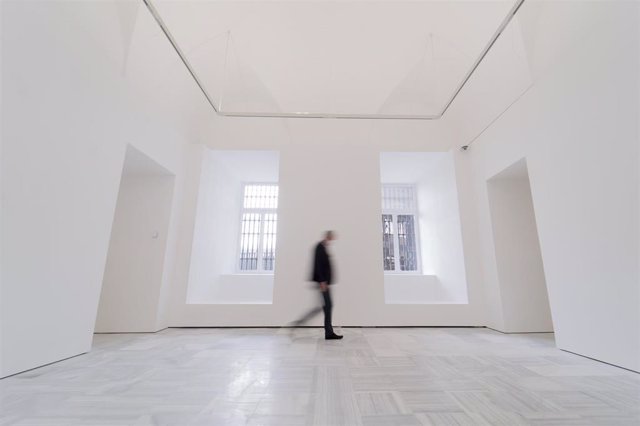 Archivo - Una persona pasa por una de las salas del edificio Sabatini en el Museo Reina Sofía.