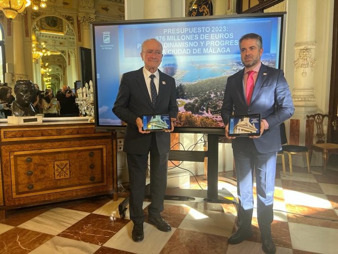 El alcalde de Málaga, Francisco de la Torre; y el conejal de Economía, Carlos Conde, informan de presupuestos municipales 2023