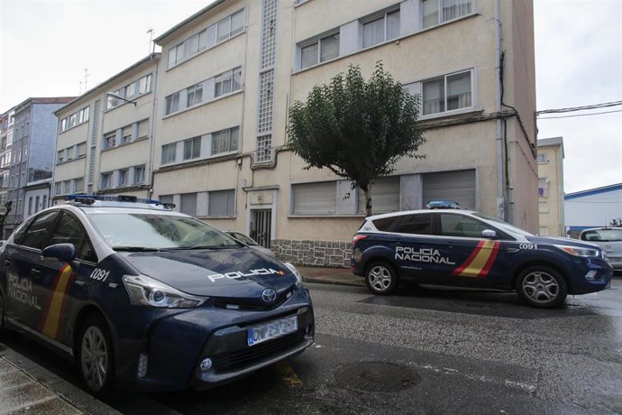 Dos vehículos de Policía Nacional en la puerta de la vivienda donde han hallado muerta a una mujer de 42 años, a 28 de noviembre de 2022, en Lugo, Galicia (España). El cuerpo de una mujer ha sido hallado sin vida a última hora de ayer domingo, 27 de nov
