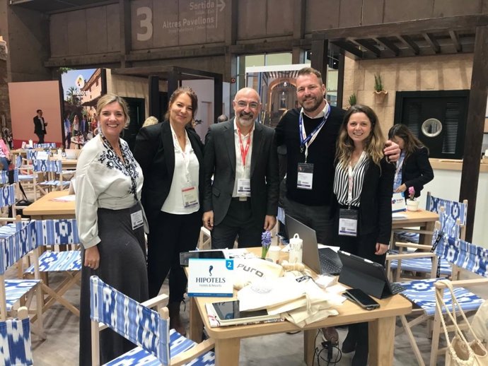 El presidente de la Fundación Mallorca Turisme, Andreu Serra, junto a representantes de distintas empresas relacionadas con el sector del turismo de negocios, en el IBTM World.