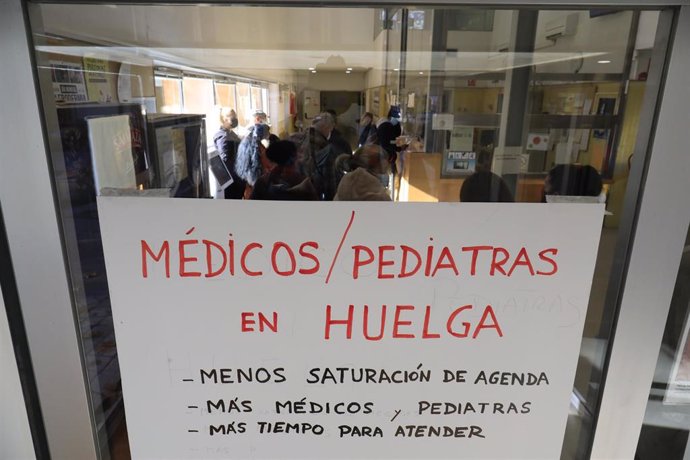 Una pancarta a las puertas del Centro de Salud 