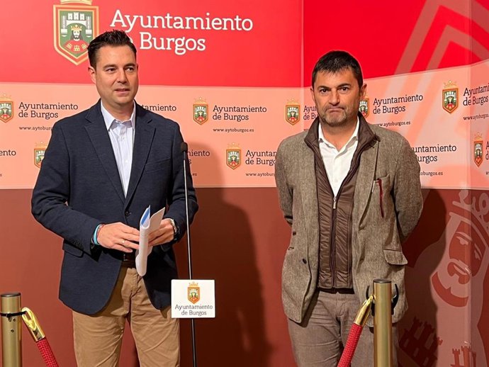 El alcalde de Burgos, Daniel de la Rosa, y el presidente de la  Unión de Profesionales y Pequeños Autónomos, Eduardo Abad.