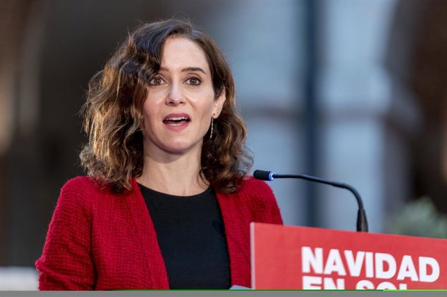 La presidenta de la Comunidad de Madrid, Isabel Díaz Ayuso, posa junto a un árbol de navidad en la inauguración del tradicional Belén de la Real Casa de Correos, a 29 de noviembre de 2022
