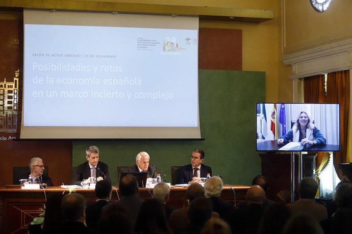 Fundación Unicaja y la Academia de Ciencias Sociales y del Medio Ambiente de Andalucía organizan una jornada sobre el presente y el futuro de la economía española.