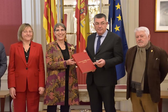 Representantes del CVC entregan la memoria de 2021 en Les Corts