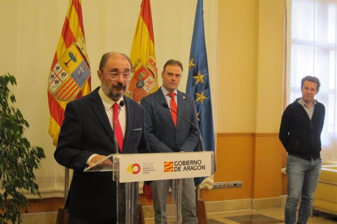 El presidente de Aragón, Javier Lambán, el alcalde de Andorra, Joaquín Bielsa, y el fundador de la empresa JV20 Forest, Juan Velayos.