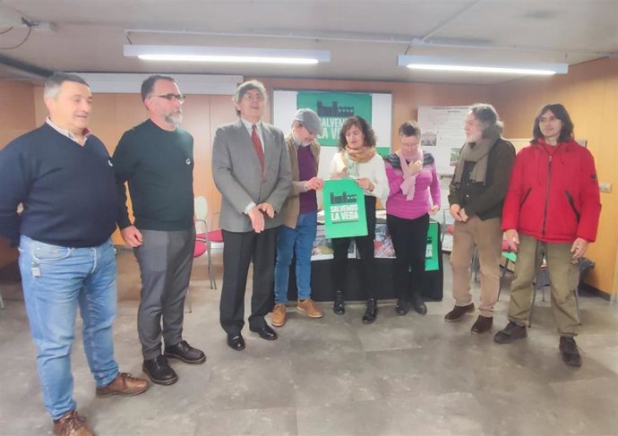 Integrantes de la plataforma cívica 'Salvemos La Vega'
