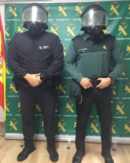 Interior equipa con 125 cascos y máscaras antigás a los guardias que vigilan el perímetro fronterizo de Ceuta