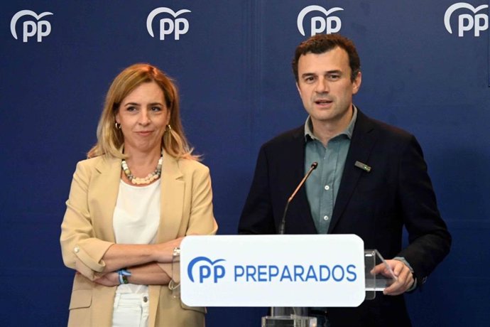 Archivo - El presidente del PP de Cádiz y diputado autonómico, Bruno García, y la secretaria general de la formación, Almudena Martínez del Junco