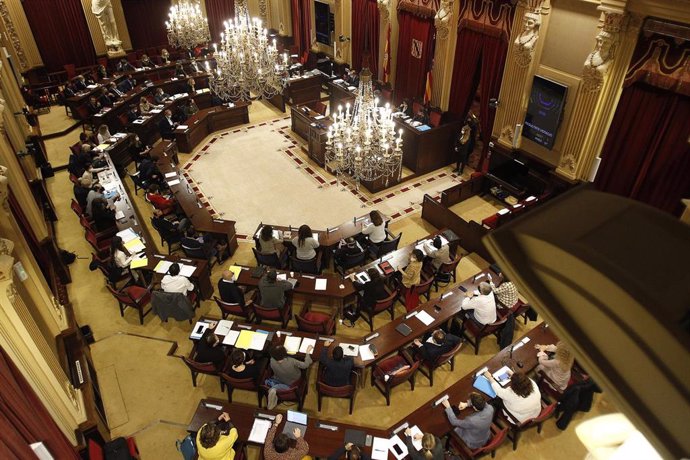 Archivo - Sesión plenaria en el Parlament. 