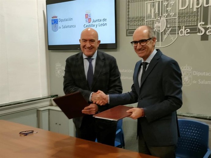 El consejero de la Presidencia, Jesús Julio Carnero (i), y el presidente de la Diputación de Salamanca, Javier Iglesias (d), en La Salina.