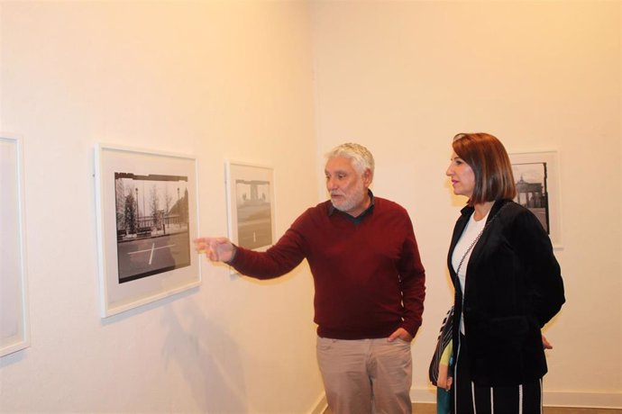 La delegada de Turismo, Cultura y Deporte de la Junta en Huelva, Teresa Herrera, observando  la exposición 'Acción y memoria' en el Museo de Huelva