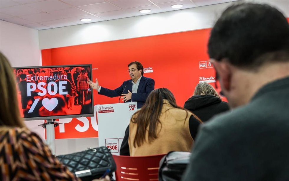 El secretario general del PSOE de Extremadura, Guillermo Fernández Vara, en rueda de prensa