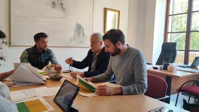 El conseller insular de Promoción Económica y Desarrollo Local, Jaume Alzamora (c).