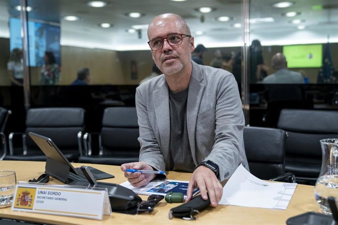 Archivo - El secretario general de Comisiones Obreras (CCOO), Unai Sordo, en una reunión con la Mesa de Diálogo Social