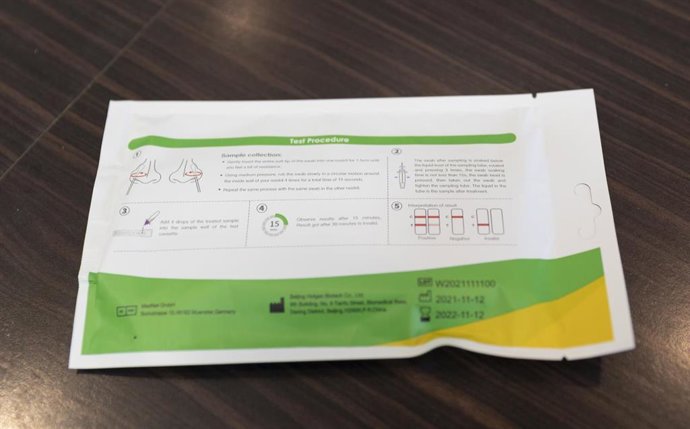 Archivo - Un test de antígenos sobre una mesa. 