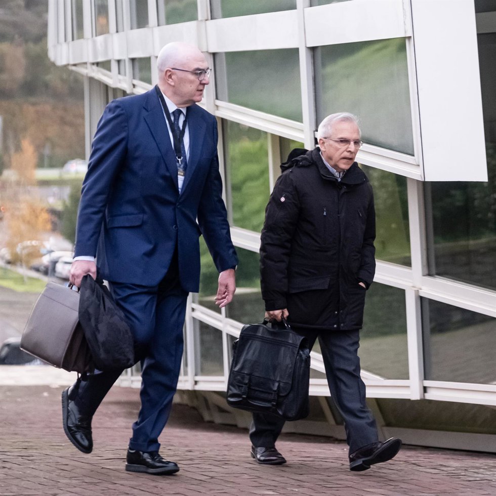 El ex director de seguridad de Renfe, Antonio Lancheras (d), a su llegada a declarar en el juicio por el accidente del Alvia, en  la Cidade da Cultura, a 29 de noviembre de 2022, en Santiago de Compostela, A Coruña, Galicia (España). Los familiares y la