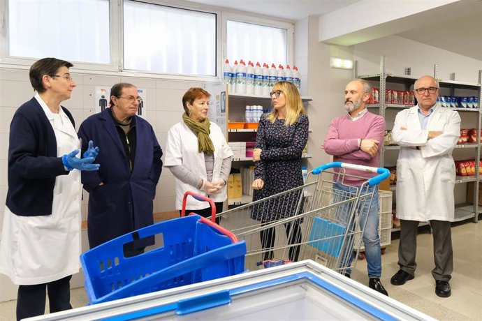 La consejera de Empleo y Políticas Sociales, Eugenia Gómez de Diego, visita la Cocina Económica de Santander