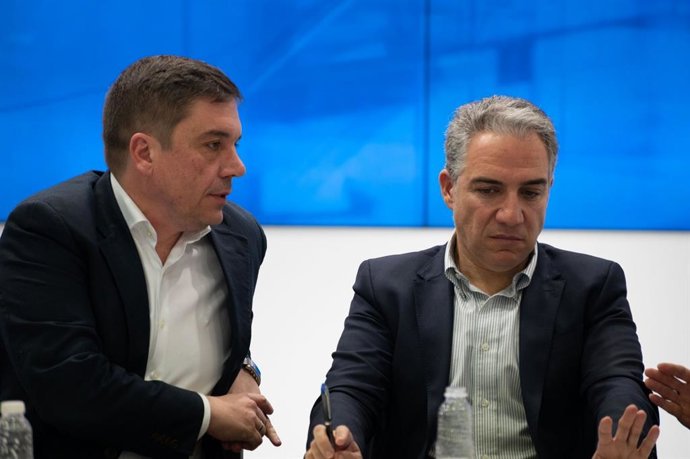 El coordinador general del Partido Popular, Elías Bendodo, junto al presidente del PP de La Rioja, Alberto Galiana