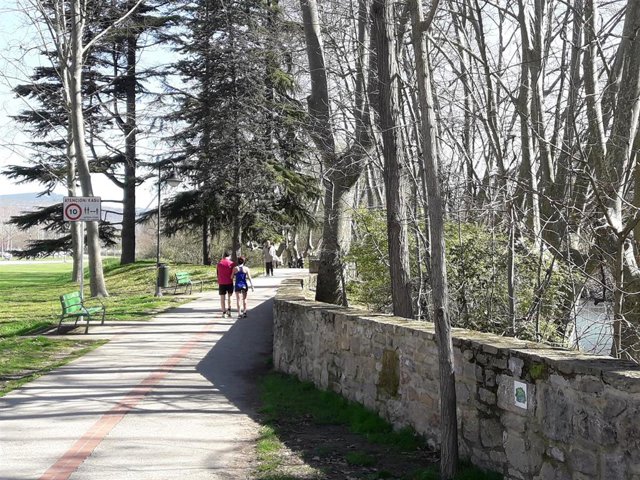 Archivo - Dos personas paseando por el parque del Arga en Pamplona pese a que no está permitido por el estado de alarma decretado por el coronavirus.