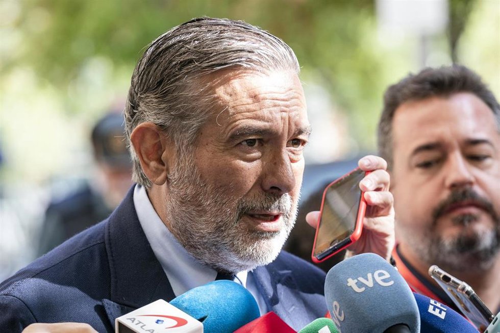 Archivo - El consejero de Presidencia, Justicia e Interior en la Asamblea de Madrid, Enrique López.