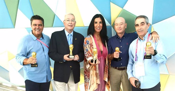 Joaquín Maroto, Juan Antonio Prieto, Cristina Cubero, Orfeo Suárez y José Antonio Pascual recogen el reconocimiento de la AIPS por haber cubierto ocho o más Copas del Mundo de fútbol.