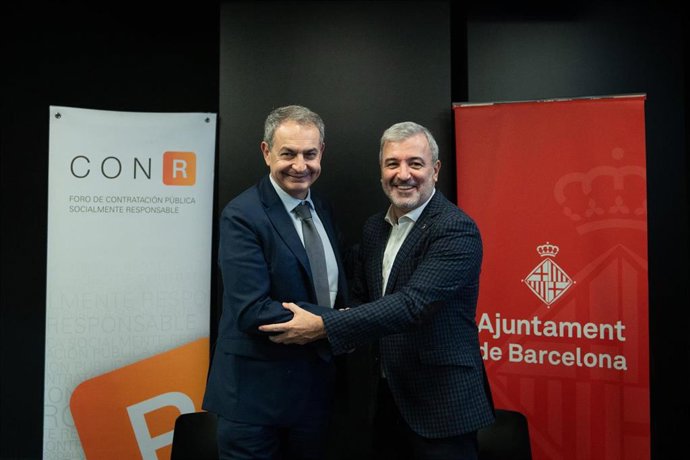 El presidente de la Asociación Foro de la Contratación Socialmente Responsable y expresidente del Gobierno, José Luís Rodríguez Zapatero, y el primer teniente de alcalde y presidente de Barcelona Activa, Jaume Collboni, firman un convenio de colaboració