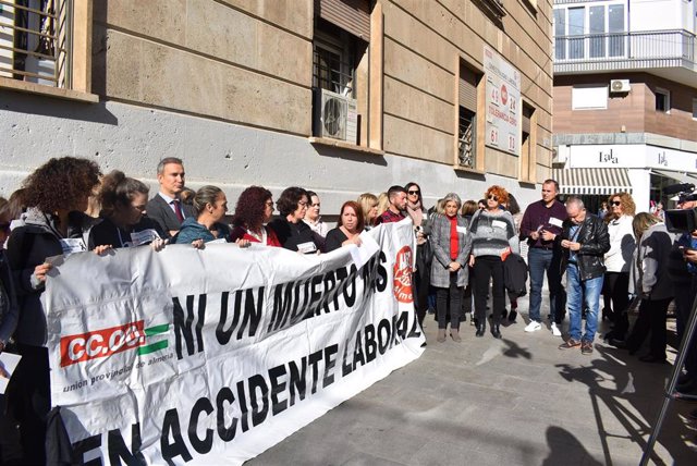 Concentración por la muerte de un trabajador en accidente laboral en Almería.