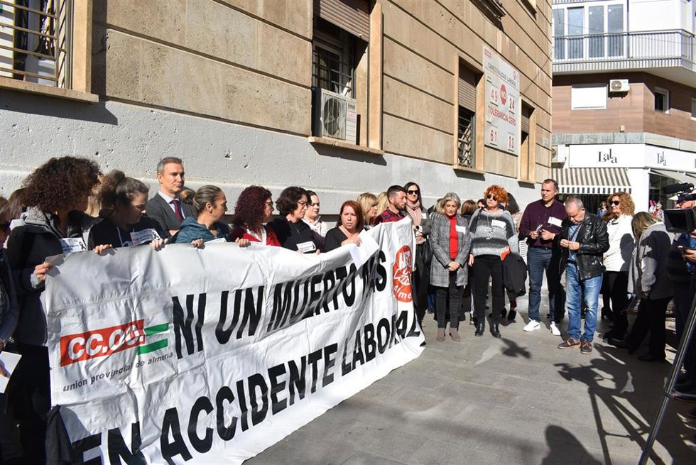 Concentración por la muerte de un trabajador en accidente laboral en Almería.