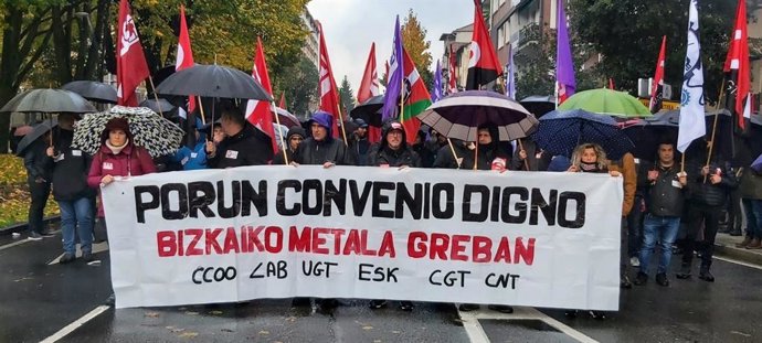 Manifestación en Amorebieta de CCOO, LAB, UGT, ESK, CGT y CNT