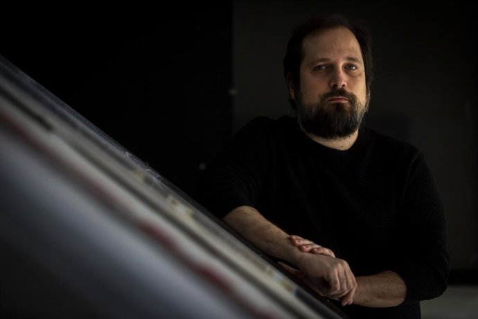 El director Carlos Vermut posa durante una entrevista para Europa Press en los cines Renoir Princesa, a 22 de noviembre de 2022, en Madrid (España).