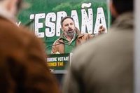 Abascal acusa al "autócrata" Sánchez de buscar destruir España y recuerda que Campo redactó los indultos a los golpistas