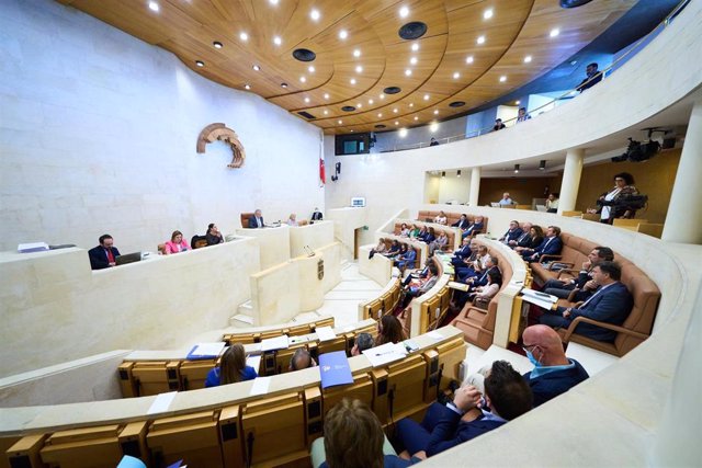 Archivo - Vista general de la sesión plenaria en el Parlamento de Cantabria