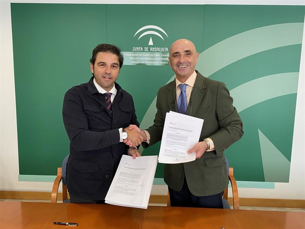 El delegado de Sostenibilidad, Medio Ambiente y Economía Azul de la Junta en Huelva, Pedro Yórquez, y el responsable de Fundación Cepsa para Andalucía y Canarias, Jesús Velasco, renuevan el convenio de colaboración.
