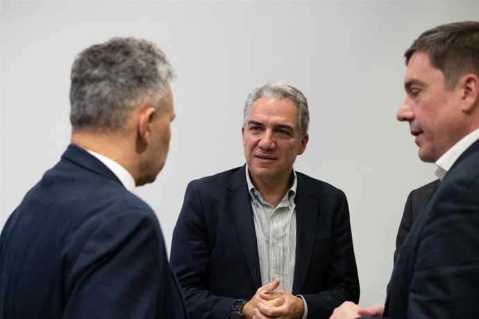 El coordinador general del PP, Elías Bendodo (c) y el presidente del PP de La Rioja, Alberto Galiana (d), junto al portavoz en Logroño, Conrado Escobar