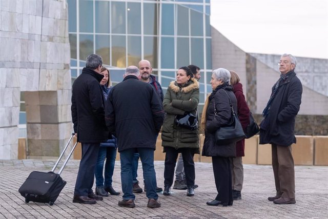 Los familiares de las víctimas se concentran en las inmediaciones de la Cidade da Cultura mientras se celebra un juicio por el accidente del Alvia, en  la Cidade da Cultura, a 29 de noviembre de 2022, en Santiago de Compostela, A Coruña, Galicia (España