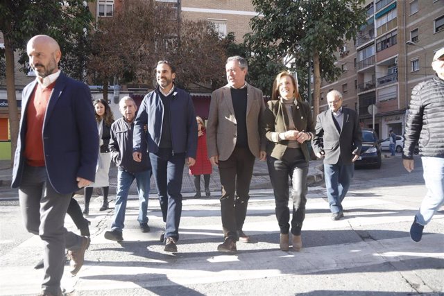 El secretario general del PSOE-A, Juan Espadas, en uan visita al barrio de La Luz de Málaga