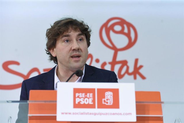 El secretario general del Partido Socialista de Euskadi-Euskadiko Ezkerra (PSE-EE), Eneko Andueza, interviene durante su reunión en la sede del PSE