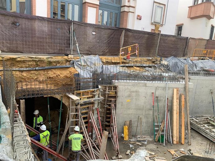 La obra ha llegado a la altura del teatro en la confluencia con la calle Juan Abad, y en este punto se está ejecutando la estructura de lo que será la sala de exposiciones del molino hipogeo y el propio acceso a esta dependencia.