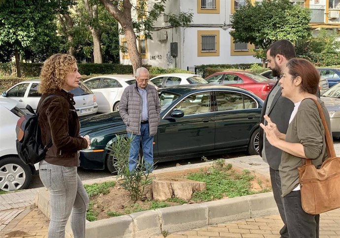 La portavoz municipal de Podemos Sevilla y candidata a la Alcaldía, Susana Hornillo, en la barriada La Paz-Las Golondrinas.