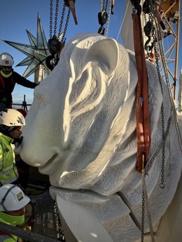 Colocada la figura del león en la torre del evangelista Marcos de la basílica de la Sagrada Familia de Barcelona.